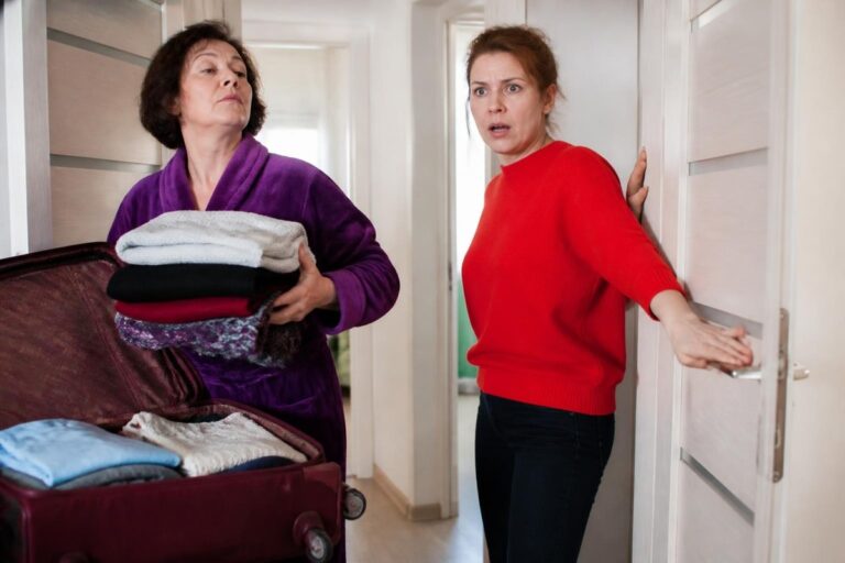 Banii pentru apartament i-au revenit fiicei — să vă primească ea la ea acasă…