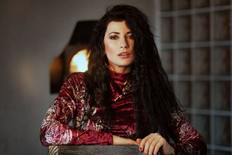 Alexandra Căpitănescu, remarcată în zona metal după locul 3 la Eurovision cu „Choke Me”